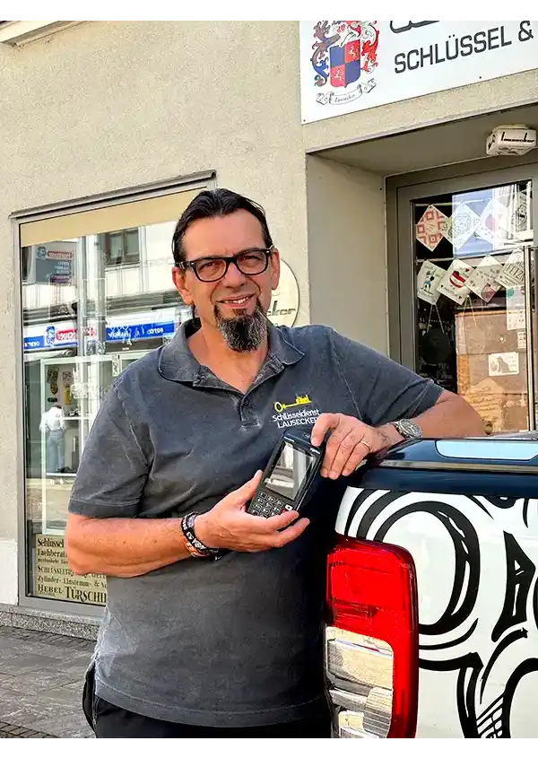 Mann mit Bankomatkassa
